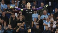 Manajer City, Pep Guardiola, memberi kesempatan kepada Joe Hart dan Yaya Toure, yang sebelumnya tak pernah dia mainkan. Reuters/Carl Recine.