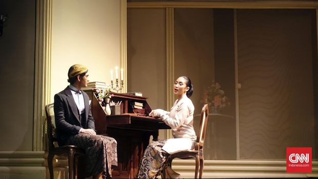 Dalam teater 'Bunga Penutup Abad,' Nyai Ontosoroh dimainkan Happy Salma.