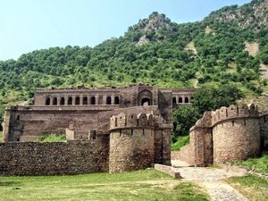 Katanya Benteng Ini Adalah Destinasi Wisata Paling Seram di India Katanya Benteng Ini Adalah Destinasi Wisata Paling Seram di India