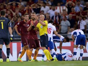 Bek Porto Harus Jalani Operasi Usai Diterjang De Rossi Bek Porto Harus Jalani Operasi Usai Diterjang De Rossi