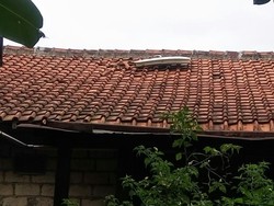 Penampakan Foto Pintu Pesawat yang Jatuh di Atap Rumah Tato di Jagakarsa