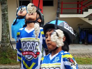 Serunya Lomba Makan Kerupuk Pakai Sepatu Roda