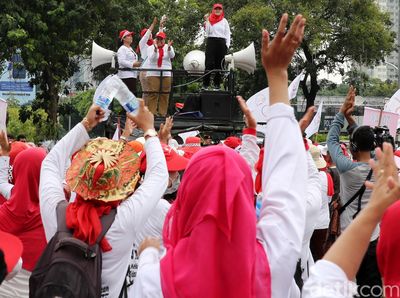 Minta Jadi PNS, Bidan PTT Demo di Istana