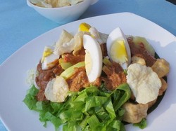 Aneka Sayuran Bersaus Kacang dalam Rujak Pengantin