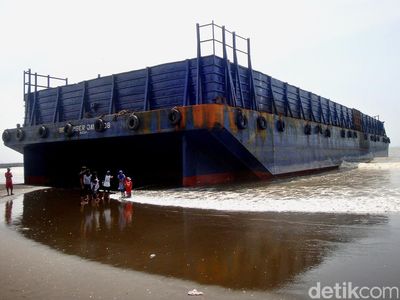 Tongkang Terdampar di Pantai Wisata Cilacap