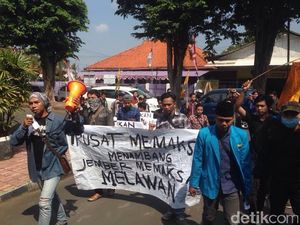 Mahasiswa Jember Demo Tolak Tambang Emas