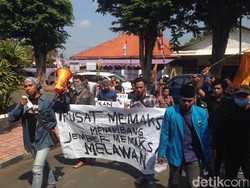 Mahasiswa Jember Demo Tolak Tambang Emas