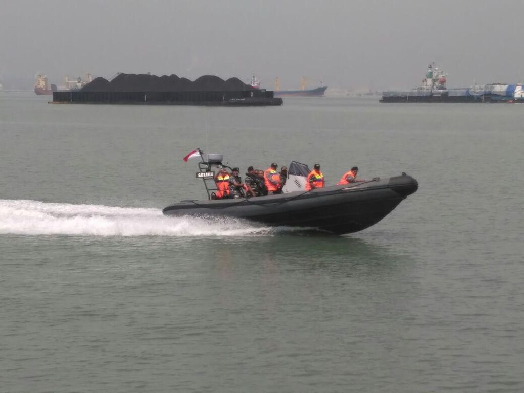 Pasukan TNI AL Tangkap 3 Pencuri Spesialis Kapal Kargo di Perairan Surabaya