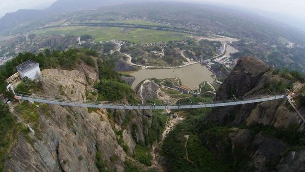 Selfie Merinding di Atas Jembatan Gantung dari Kaca
