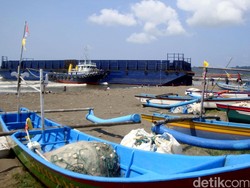 Terseret Ombak, Eks Kapal Pengangkut Aspal Terdampar di Cilacap