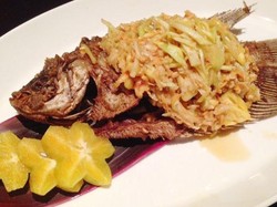 Gurih Enak! Ayam Bakar dan Gurame Goreng dengan Bumbu Rujak