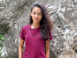 Jadi Warga Asli Flores, Ully Triani Juga Hitamkan Kulit di Labuan Hati