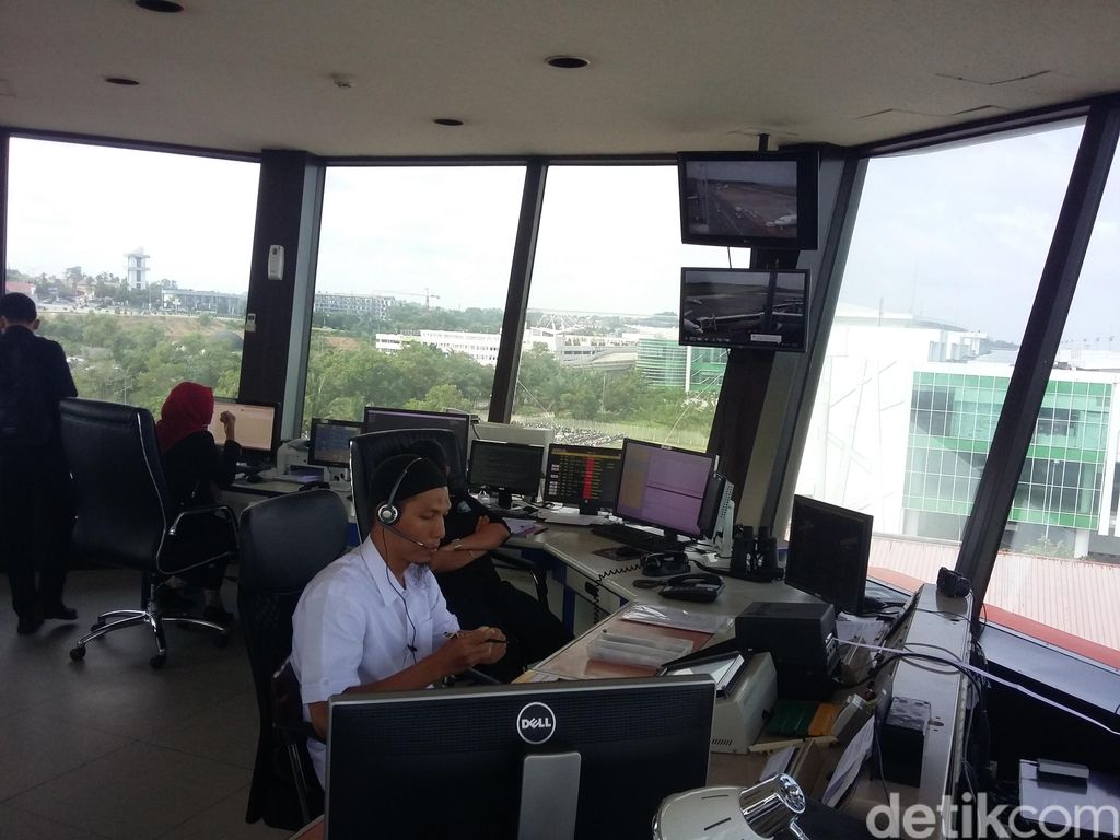 Kisah Soal Fokus Penuh Petugas ATC Jaga Lalu Lintas di Langit Bandara Kisah Soal Fokus Penuh Petugas ATC Jaga Lalu Lintas di Langit Bandara