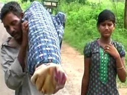 Tak Punya Uang, Pria di India Ini Gendong Jenazah Istrinya Sejauh 12 Km