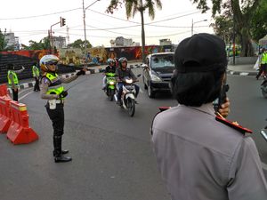 Polwan di Kota Bandung Serempak Turun ke Jalan Atur Lalin