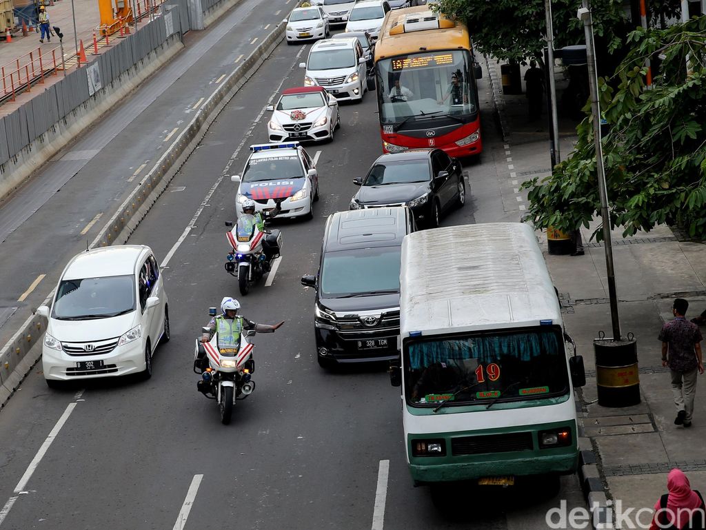 Wiuw Wiuw Tot Tot.. Sirene Pengawalan Melengking Bisa Ganggu Konsentrasi Wiuw Wiuw Tot Tot.. Sirene Pengawalan Melengking Bisa Ganggu Konsentrasi