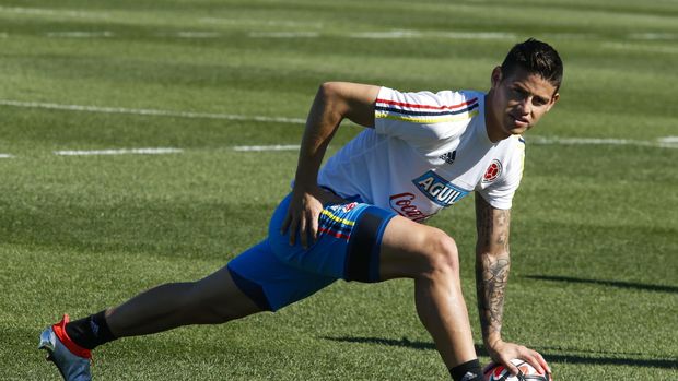 Colombia's player James Rodriguez warms up during a training session at the Red Bull Academy, in Whippany, New Jersey, on June 14, 2016.Colombia will face Peru on June 17 in their Quarter-finals match of the Copa America. / AFP PHOTO / EDUARDO MUNOZ ALVAREZ