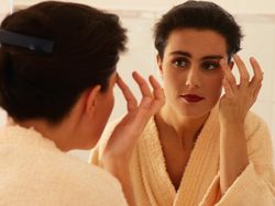 Kulit Tampak Kusam pada Bagian Wajah, Tangan, dan Kaki