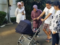 Wali Kota Risma Momong Cucu di Tengah Kesibukannya