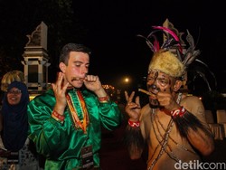 Keseruan Bule Belajar Alat Musik Karinding di Purwakarta