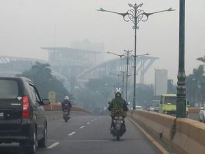 Pak Jokowi, Jarak Pandang di Pekanbaru Kian Buruk karena Asap Pak Jokowi, Jarak Pandang di Pekanbaru Kian Buruk karena Asap