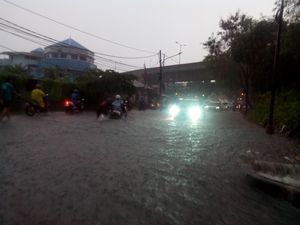 Genangan di Jl Antasari Sudah Capai 70 cm, Kendaraan Tak Bisa Melintas