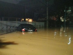 Malam Minggu Kemang Jadi Kolam Renang