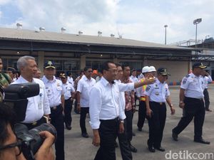 Naik Boat, Menhub Budi Karya Kelilingi Pelabuhan New Priok