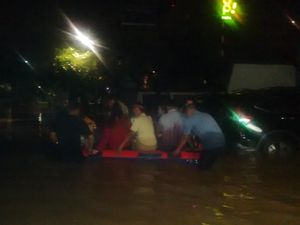 Petugas Gabungan Evakuasi Korban Banjir di Kemang Jaksel