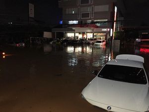 Mobil-mobil Terendam, Begini Ngerinya Banjir di Kemang