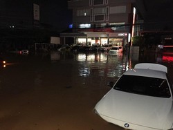 Mobil-mobil Terendam, Begini Ngerinya Banjir di Kemang