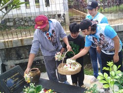 Pemain Warkop DKI Reborn Ziarah ke Makam Dono dan Kasino