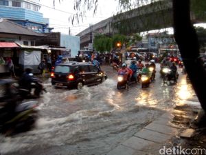 Genangan di Jl Antasari Mulai Surut, Mobil dan Motor Sudah Bisa Lewat