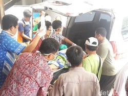Truk Muat Puluhan Orang Terguling, Jeritan Histeris Pecah