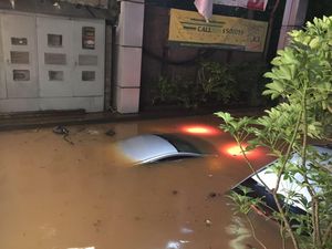 Ngeri! Begini Penampakan Mobil Terendam Banjir di Basement Kemang Square