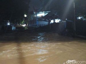 Luapan Kali Krukut Meluber Hingga Jl Wolter Monginsidi, Lalin Macet