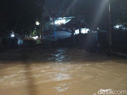 Luapan Kali Krukut Meluber Hingga Jl Wolter Monginsidi, Lalin Macet