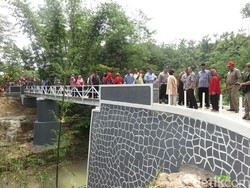 Setelah 10 Tahun, Desa di Lebak Ini Akhirnya Punya Jembatan Permanen