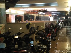 Ratusan Motor Dievakuasi dari Banjir, Dibawa Masuk ke Restoran di Kemang Jaksel