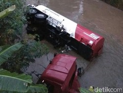 Diduga Jalan Licin, Truk Tanki Pertamina Nyebur ke Sungai di Banjarnegara