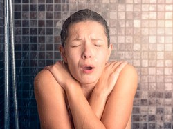 Buru-buru Guyur Kepala dengan Air Dingin Bisa Kena Stroke di Kamar Mandi?