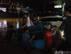 Malam ini, Gerobak Jadi Penolong Warga yang Terjebak Banjir di Pertokoan di Kemang