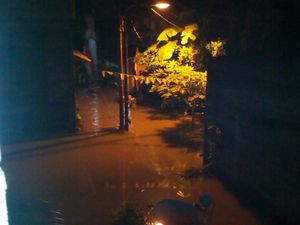 Kali Krukut Meluap, Rumah-rumah di Petogogan Jaksel Terendam Banjir
