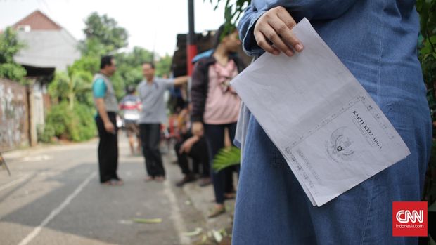 Warga Kebayoran Lama Utara membawa data lengkap untuk e-KTP di Kebayoran Lama Utara, Jakarta Selatan, Sabtu, 27 Agustus 2016. Mulai dari 27 Agustus sampai akhir September 2016, Dinas Kependudukan dan Catatan Sipil DKI Jakarta membuka loket layanan e-KTP di setiap kantor kelurahanan di Jakarta. CNN Indonesia/Gautama Padmacinta.