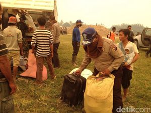 Dikepung Asap Kebakaran Lahan, Warga di Riau Terpaksa Mengungsi Dikepung Asap Kebakaran Lahan, Warga di Riau Terpaksa Mengungsi