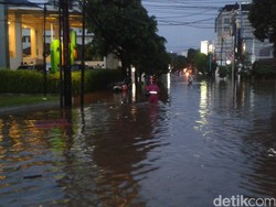 Jalan Kemang Raya Banjir 1 Meter, Sepeda Motor Diangkut Pakai Gerobak