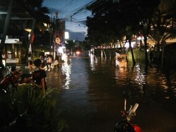 Malam ini Kemang Jaksel Masih Merana, Hati-hati Genangan Tinggi di Kemang Raya