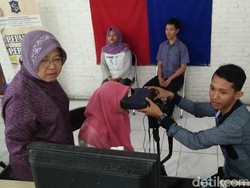 Pemkot Surabaya Jemput Bola Perekaman e-KTP Hingga Datangi yang Sakit