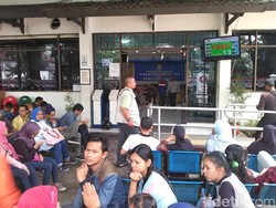 Akhir Pekan, Ratusan Warga Bandung Juga Antre Urus e-KTP: Rela Tunggu Berjam-jam