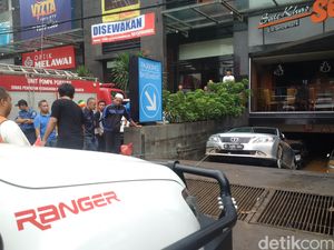 Offroader Bantu Evakuasi, Camry di Kemang Square Berhasil Ditarik Keluar